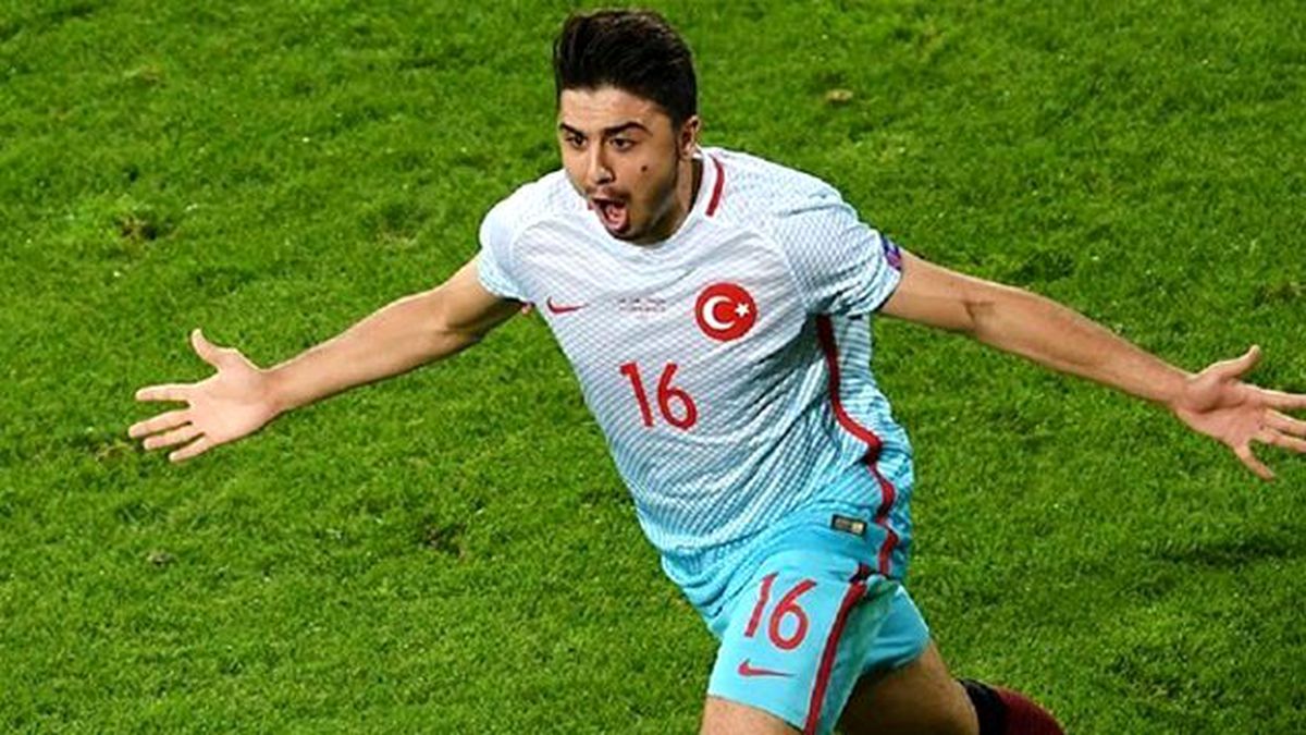 Aston Villa Görevlileri, Rusya ve Hırvatistan Maçında Ozan Tufan'ı İzledi