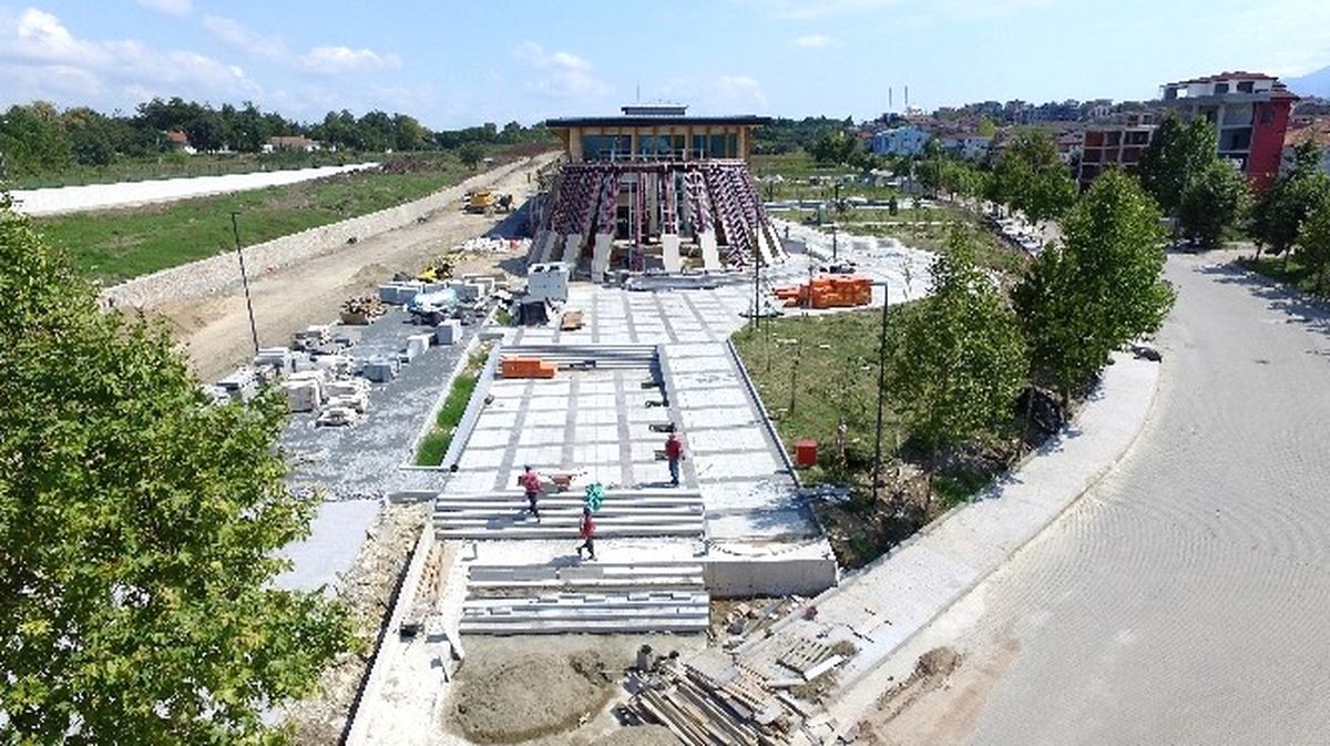Başiskele\'de Belediye Hizmet Binasının Çevre Düzenlemesi Yapılıyor