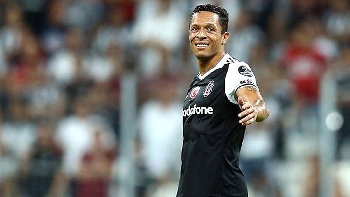 Beşiktaşlı Adriano: Arda Turan'ın Milli Takımda Olmamasına Şaşırdım