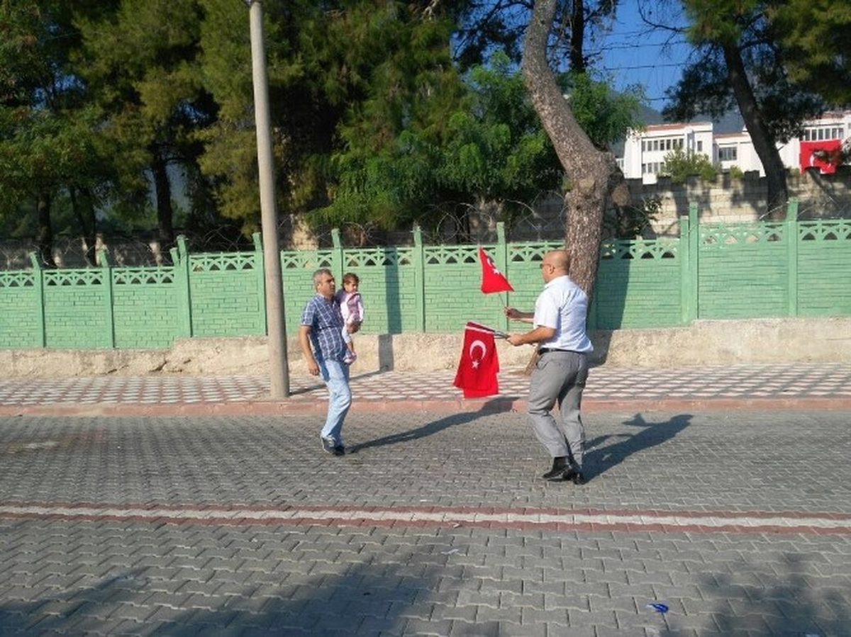 Büyükşehir Zabıta\'dan 4 Bin Bayrak