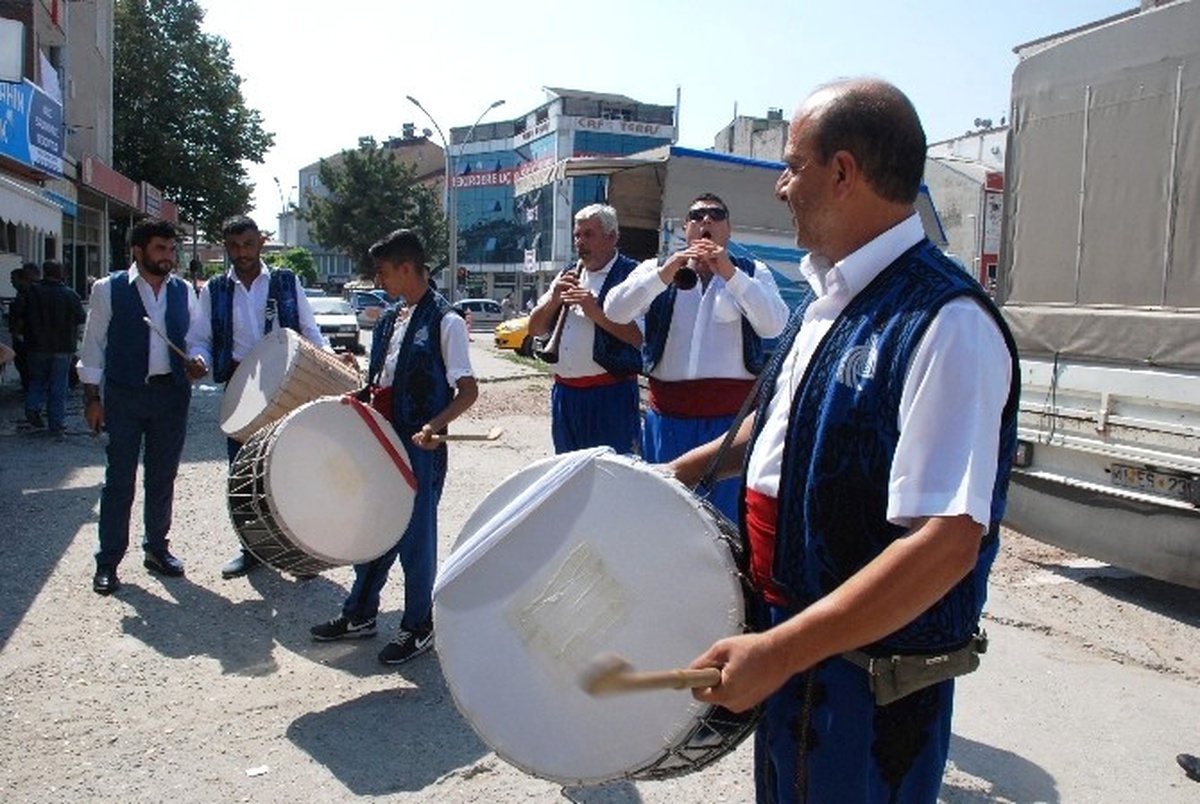 Cazgırlar, Vatandaşları Güreş Meydanına Davet Etti