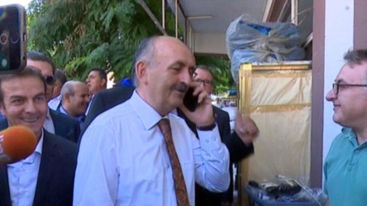 CHP İlçe Binasını Kapalı Gören Müezzinoğlu Espriyi Patlattı