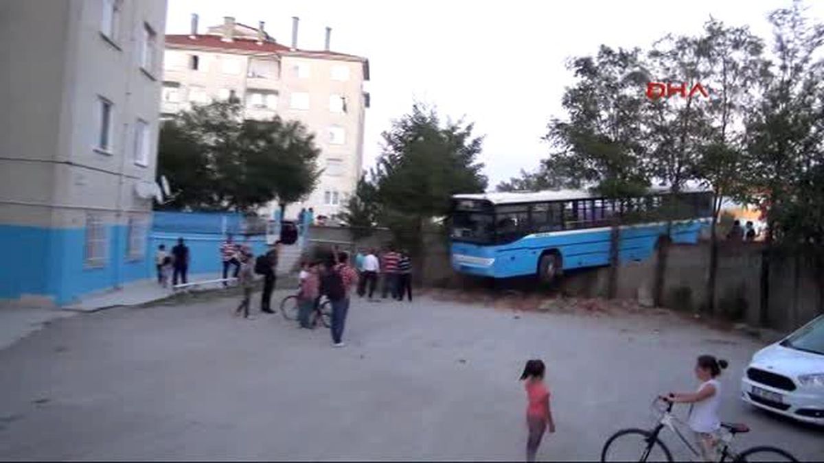 Çorum - Otobüs Bahçe Duvarında Asılı Kaldı