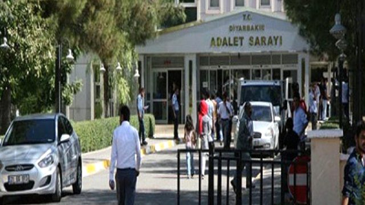 Diyarbakır\'da 31 Kamu Personelinden 26\'sı Tutuklandı