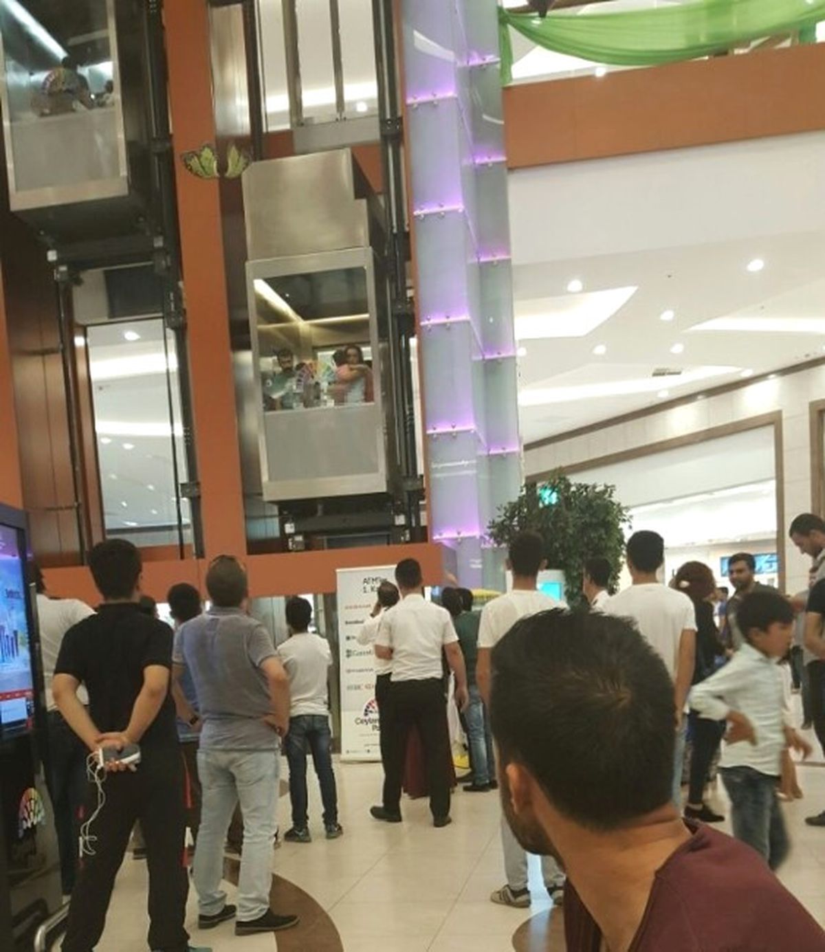 Diyarbakır\'da Vatandaşlar Avm\'nin Asansöründe Mahsur Kaldı