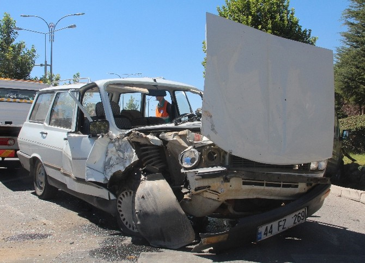 Elazığ\'da Trafik Kazası: 4 Yaralı