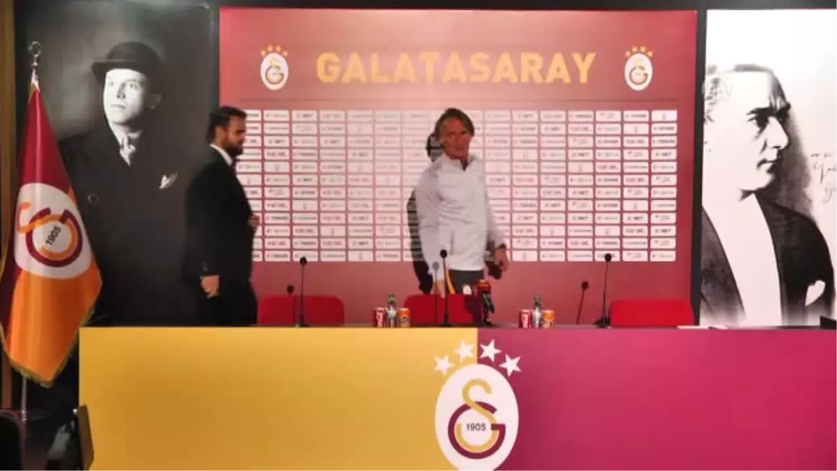 Galatasaray Teknik Direktörü Jan Olde Riekerink\'in Basın Toplantısı (1)
