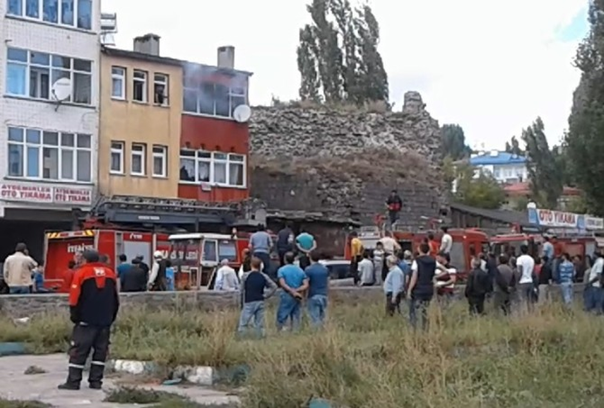 Kars\'ta 3 Katlı Binada Çıkan Yangın Büyümeden Söndürüldü