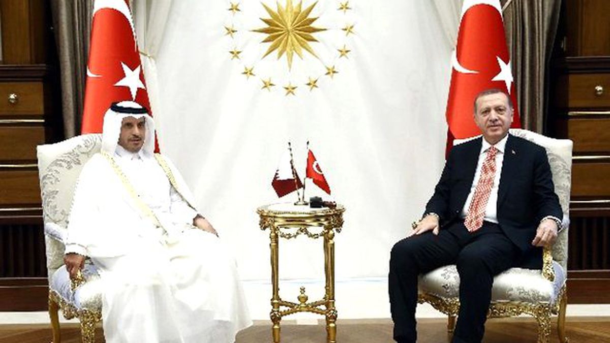 Katar Başbakanı'nın Ankara Ziyaretinde Terlik Giymesi Dikkat Çekti