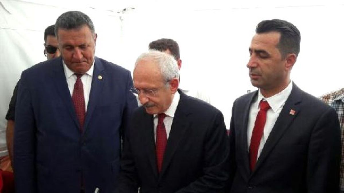 Kılıçdaroğlu, Şehit Ömer Halisdemir\'in Mezarını Ziyaret Etti