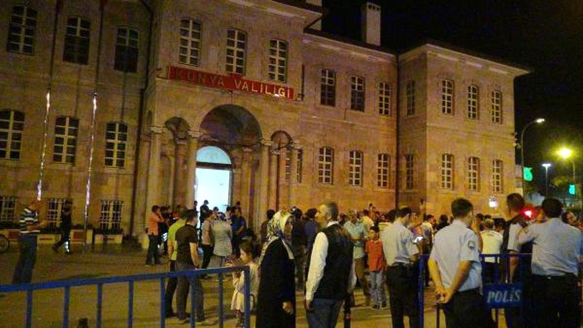 Konya\'da Elektrikler Kesildi, Vatandaşlar Bayraklarla Sokağa Çıktı