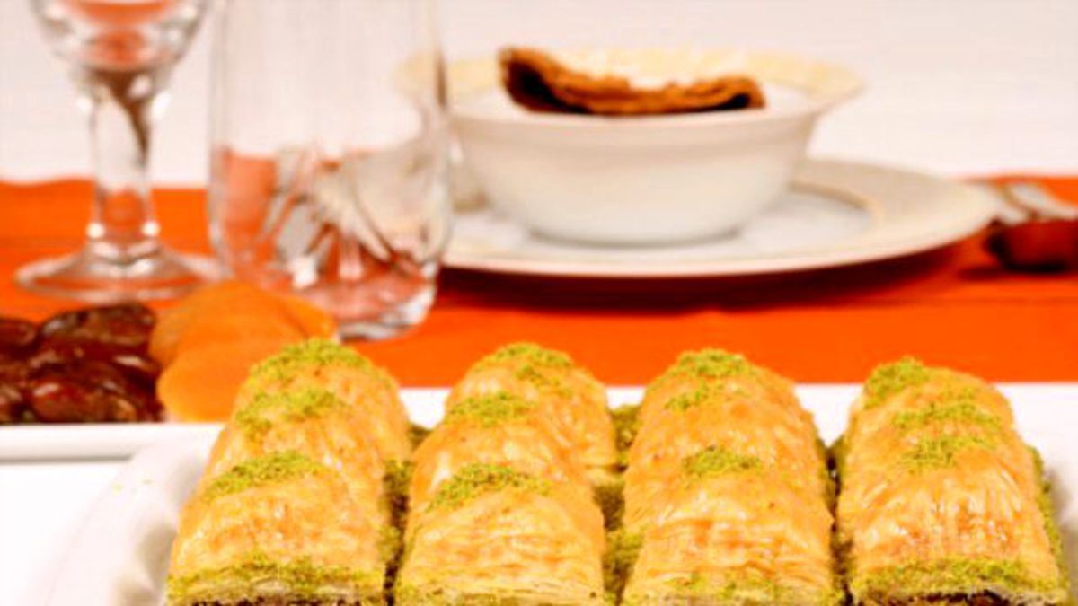Nadir Güllüoğlu'dan Ev Hanımlarına Bayramlık Baklava Tarifi