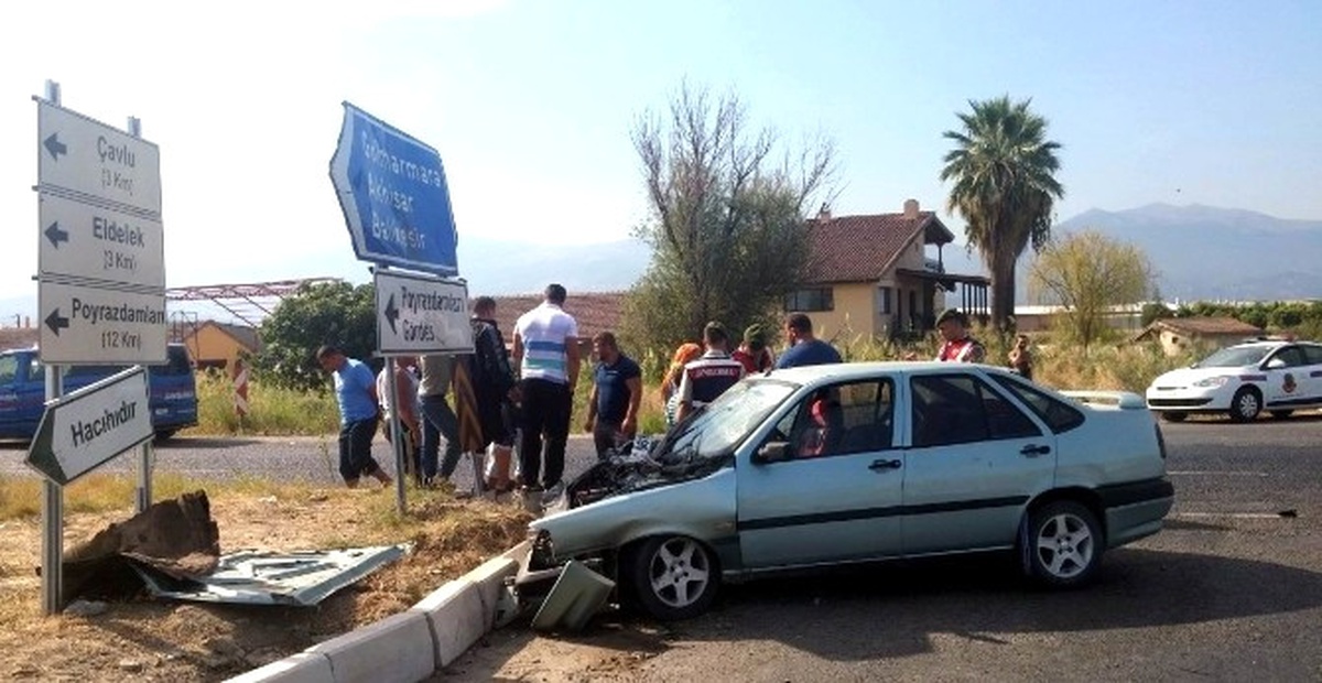 Manisa\'da Otomobil, Kamyonetle Çarpıştı: 5 Yaralı
