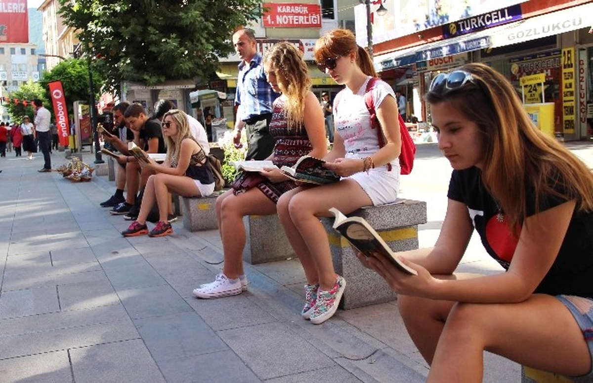 Öğrenciler Kitap Okudu, Vatandaşlar İzledi