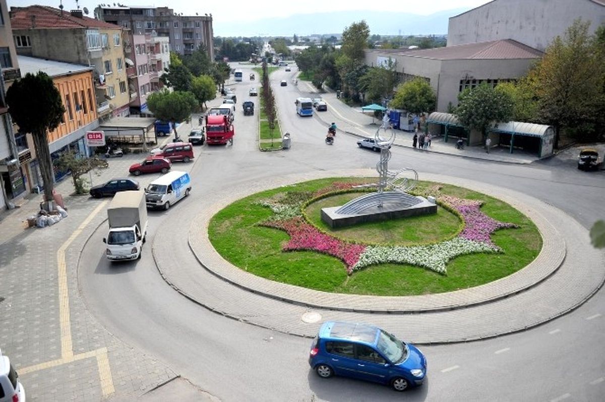 Orhangazi\'ye Osmanlı Tuğralı ve Ay Yıldızlı Kavşak