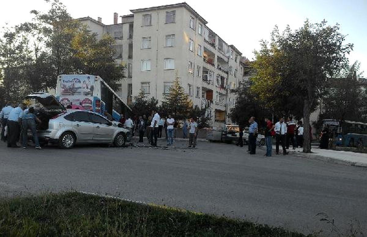 Otobüs Bahçe Duvarında Asılı Kaldı
