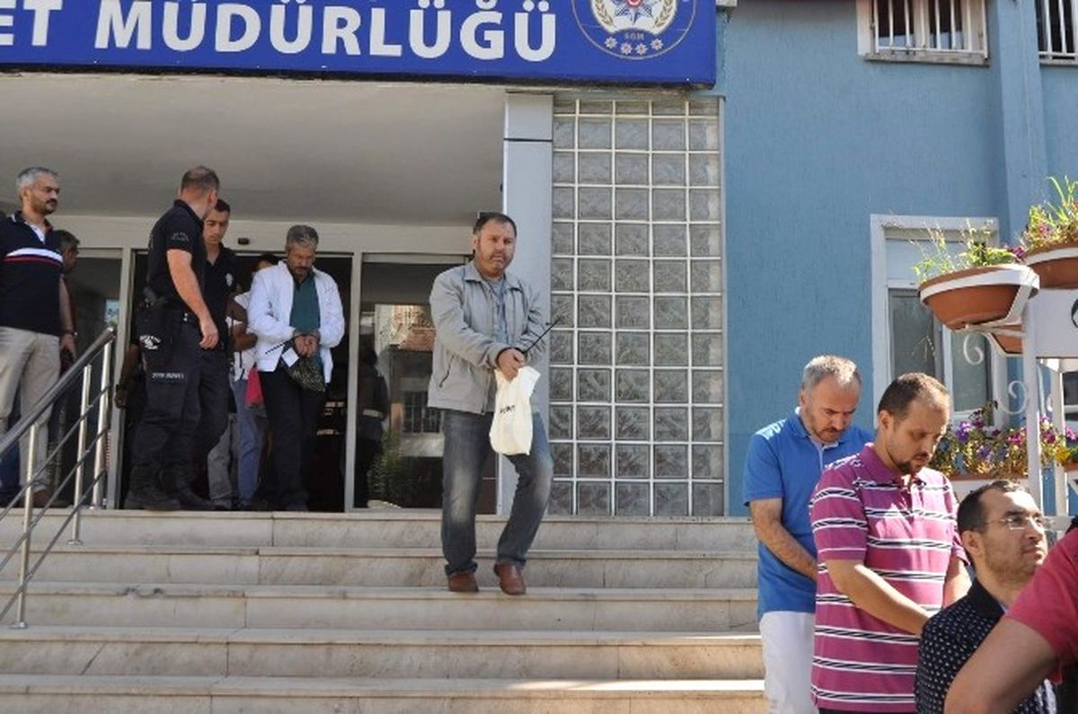 Profesör ve Doçent Gibi Akademik Unvanları Bulunan 20 Kişi Fetö Soruşturmasında Tutuklandı