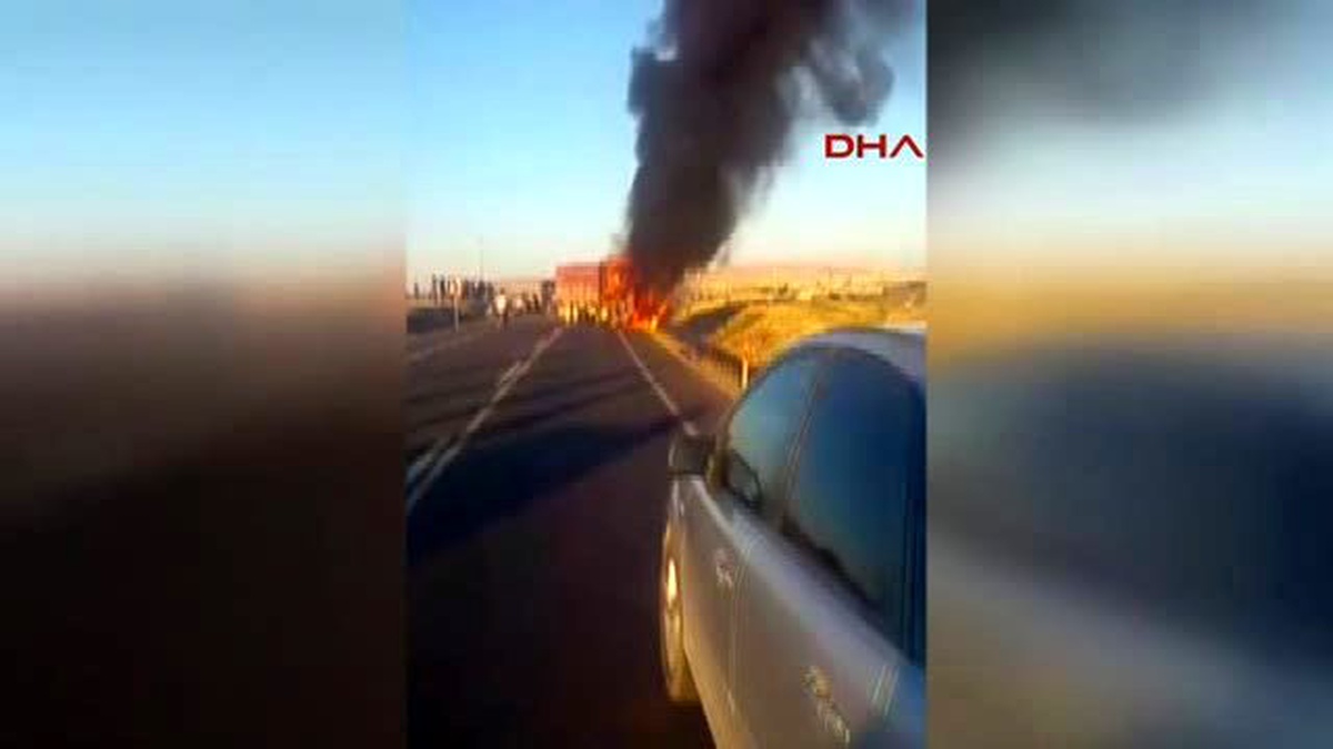 Şanlıurfa - Fıstık İşçilerini Taşıyan Traktör ile Kamyon Çarpıştı: 1 Ölü, 25 Yaralı