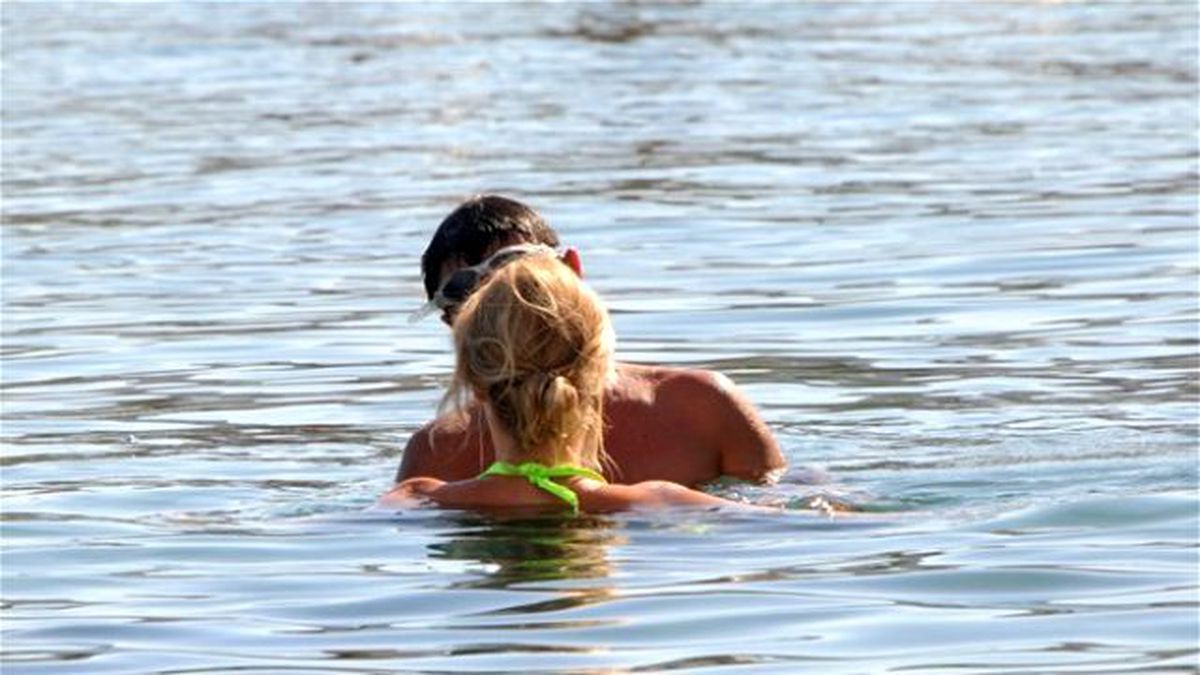 Serdar Ortaç ve Eşi, Denizde Aşka Geldi