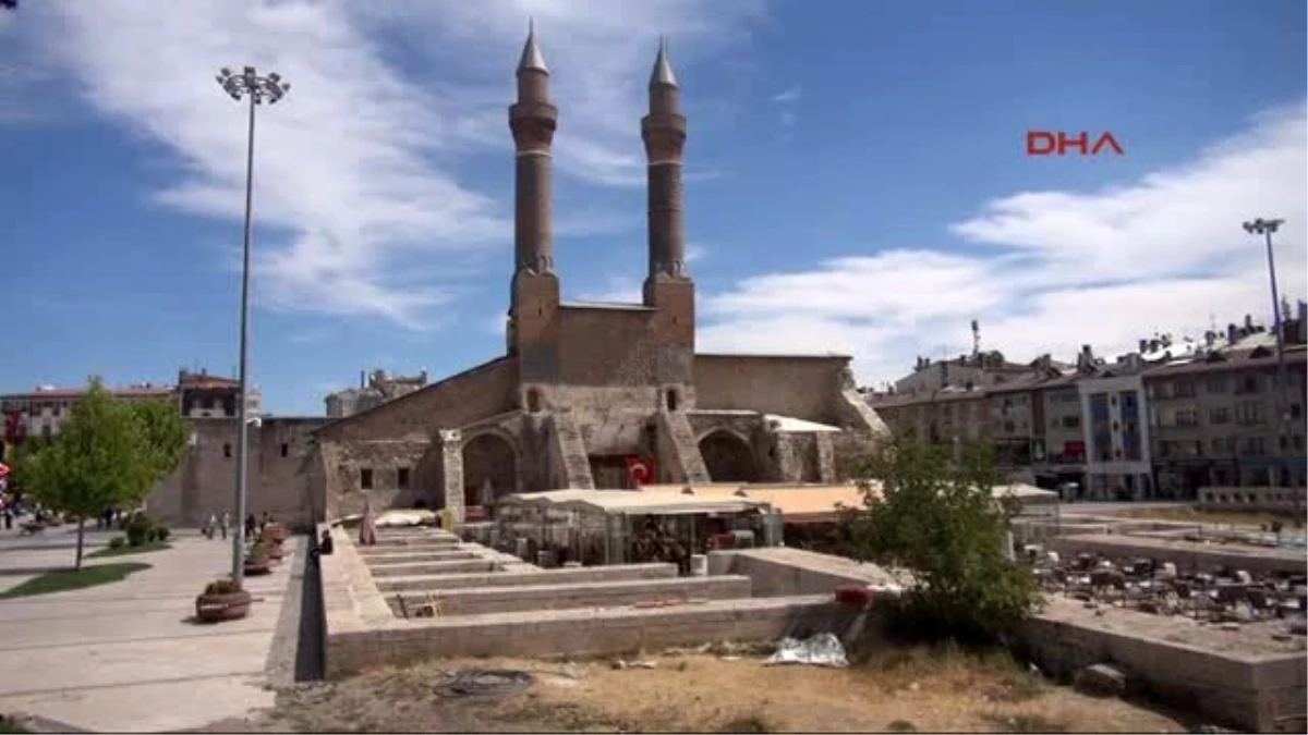 Sivas Tarihi Çifte Minare\'nin Şerefesindeki Çatlak Dikkat Çekiyor