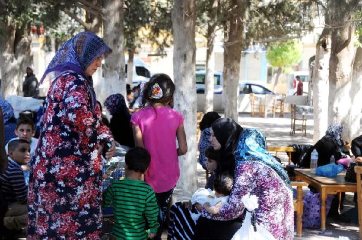 Suriyeliler, Cerablus\'a Dönmek İçin Sınırda Bekliyor