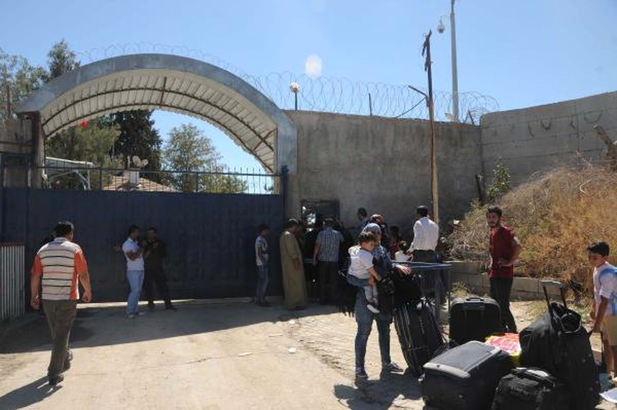 Suriyeliler, Cerablus\'a Dönmek İçin Sınırda Bekliyor (2)