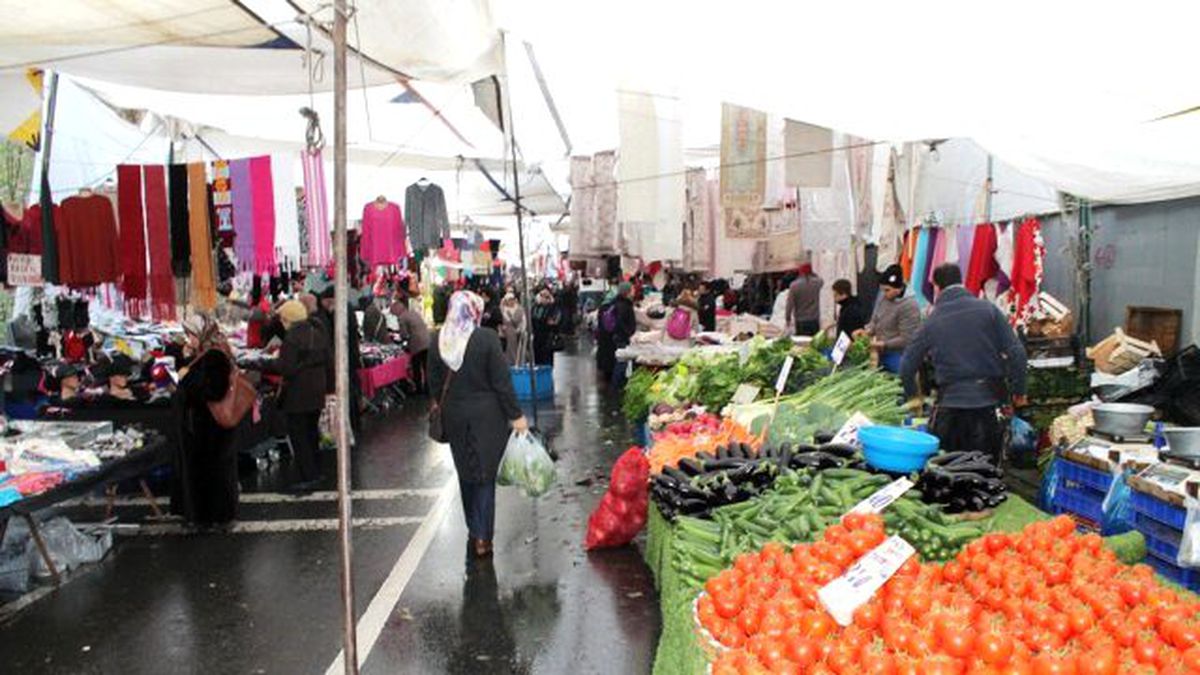 Tekirdağ\'da Bayram Öncesi Semt Pazarı Yoğunluğu