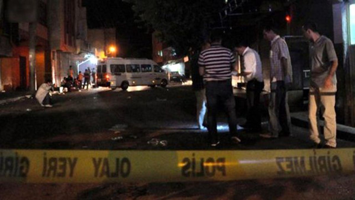 Van\'da AK Parti İl Binası Önündeki Polis Noktasına Bombalı Saldırı
