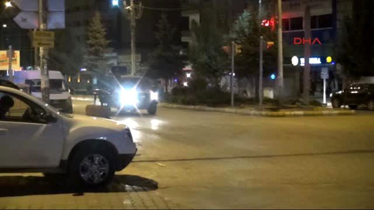 Van\'da AK Parti İl Binası Önündeki Polis Noktasına Bombalı Saldırı