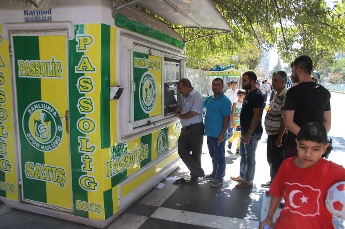 Vatandaş Passolig İçin Kuyruk Oluşturdu