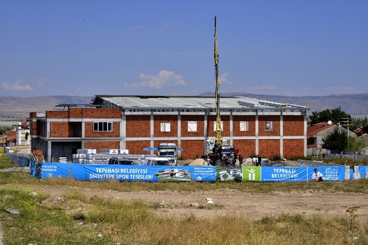 Yunusemre Spor Tesisi\'nin Çatısı Kapanıyor