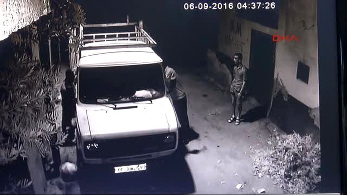 Adana Kamyoneti Dans Ederek Çaldılar