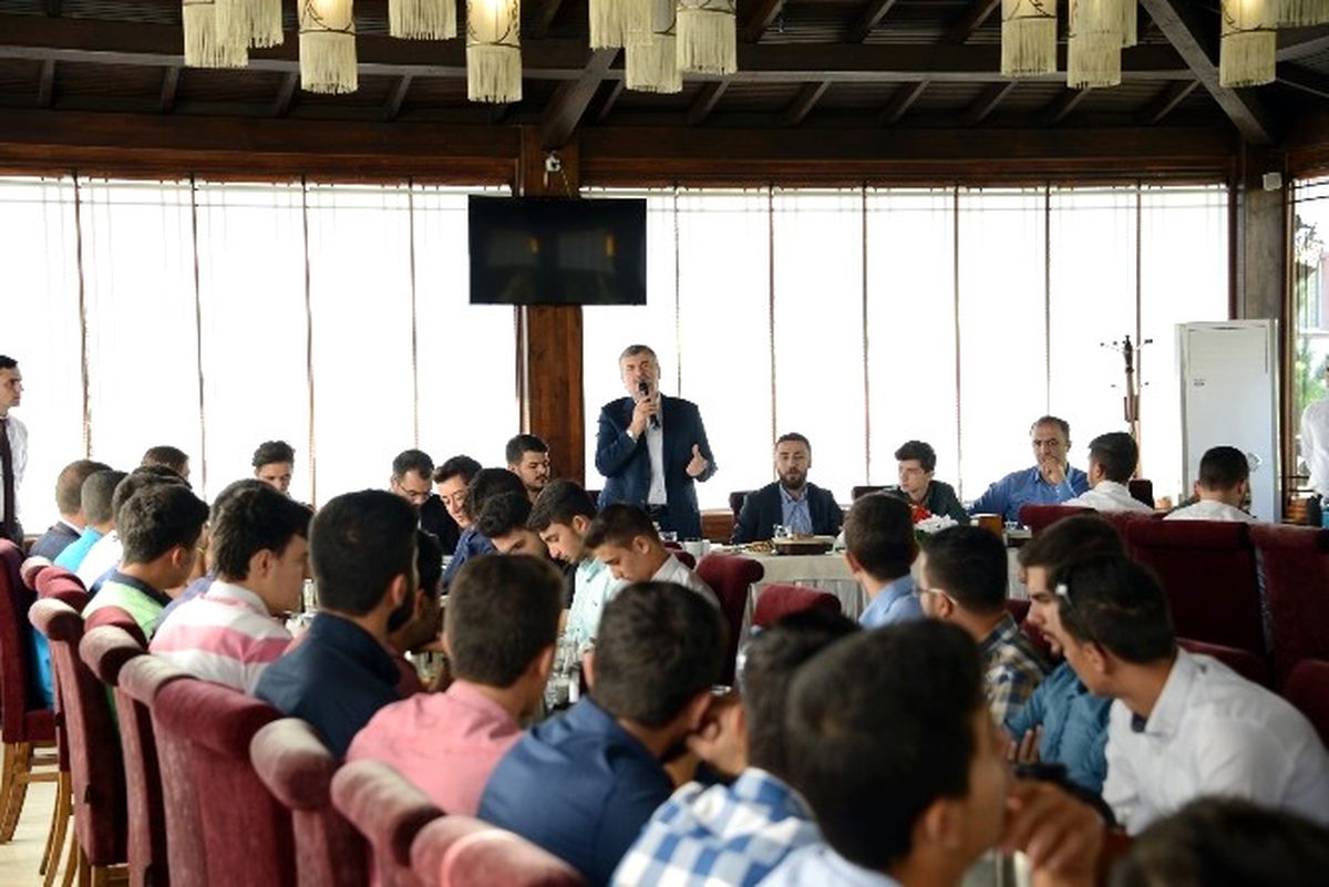 Akyürek: "Ülkeyi Daha İleriye Taşıma Sorumluluğu Gençlerdedir"