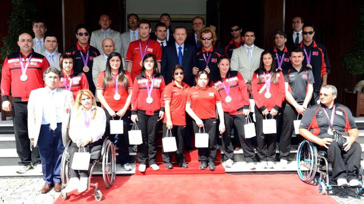 Cumhurbaşkanı Erdoğan, Milli Halterci Muratlı\'yı Tebrik Etti