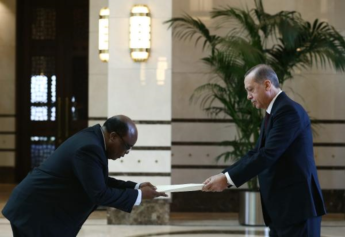 Cumhurbaşkanı Erdoğan\'a Zimbabve\'nin Türkiye\'ye Akredite Büyükelçisinden Güven Mektubu