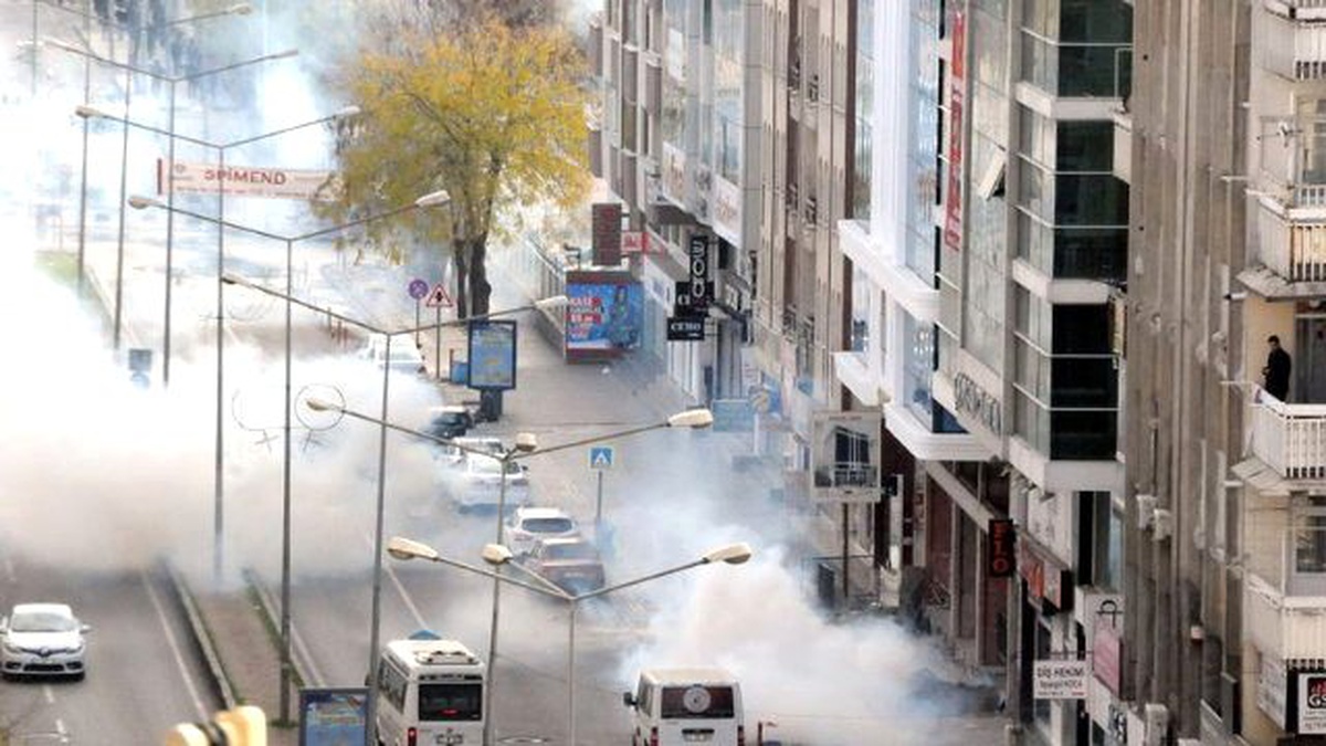 Diyarbakır\'da Öğretmenlerin Protestosunda Olaylar Çıktı