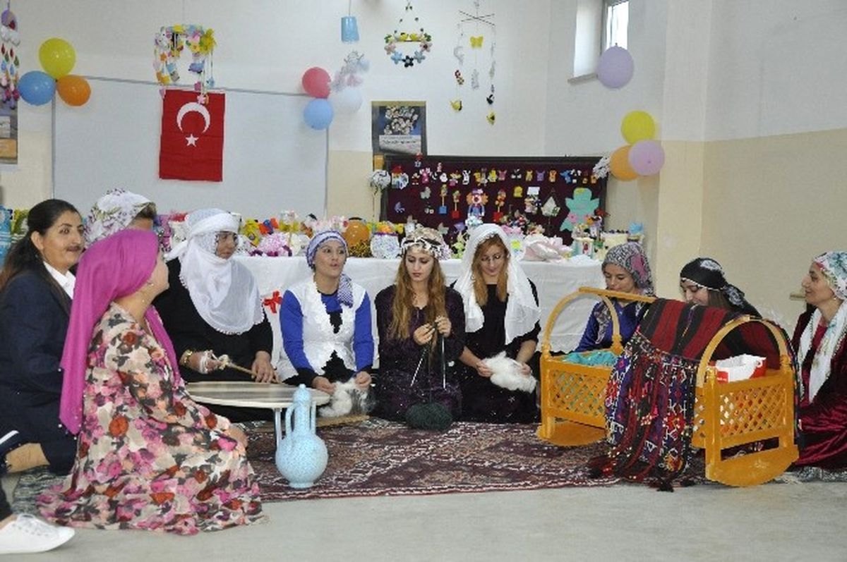 Edremit\'te Belge Dağıtım Töreni