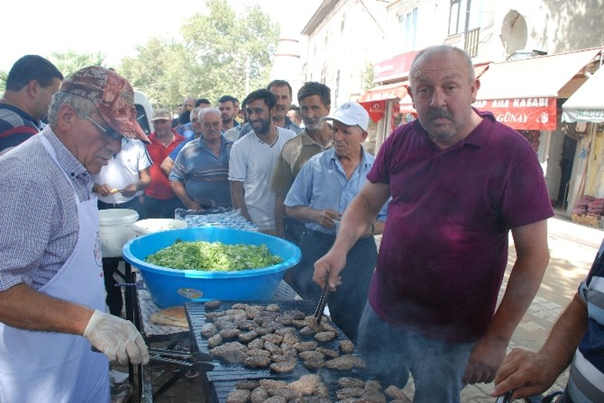 Emekli Oldu, 120 Kilo Köfte Pişirip Dağıttı