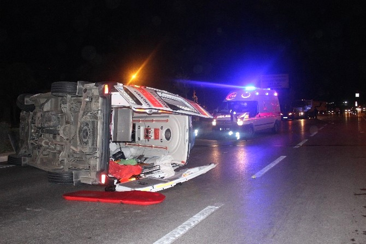 Hasta Taşıyan Ambulans Kaza Yaptı 1\'i Ağır 6 Yaralı