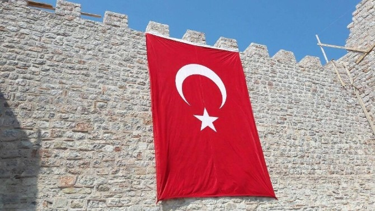 Hereke Kalesi\'ne Dev Türk Bayrağı Asıldı