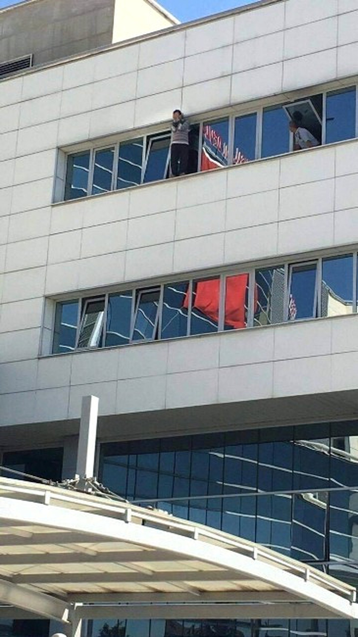 İşte Çıkartılan Güvenlik Görevlisi 5. Kattan Atladı