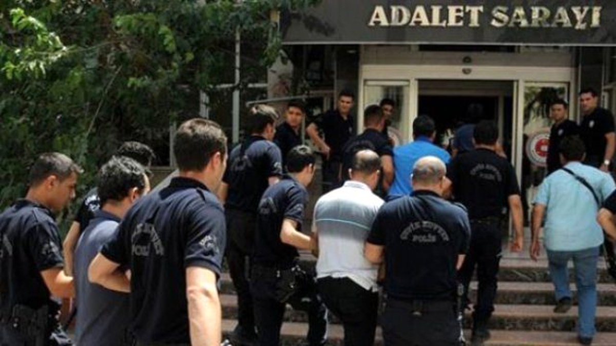 İzmir\'de 16 Kişi Fetö\'den Tutuklandı