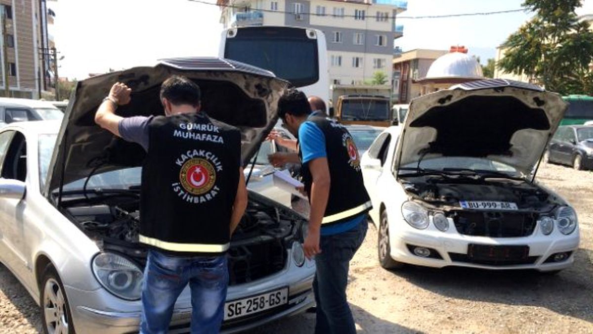 İzmir\'de Kaçak Lüks Araç Operasyonu