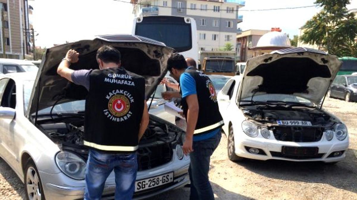 İzmir\'de Lüks Araç Kaçakçılığı Operasyonu
