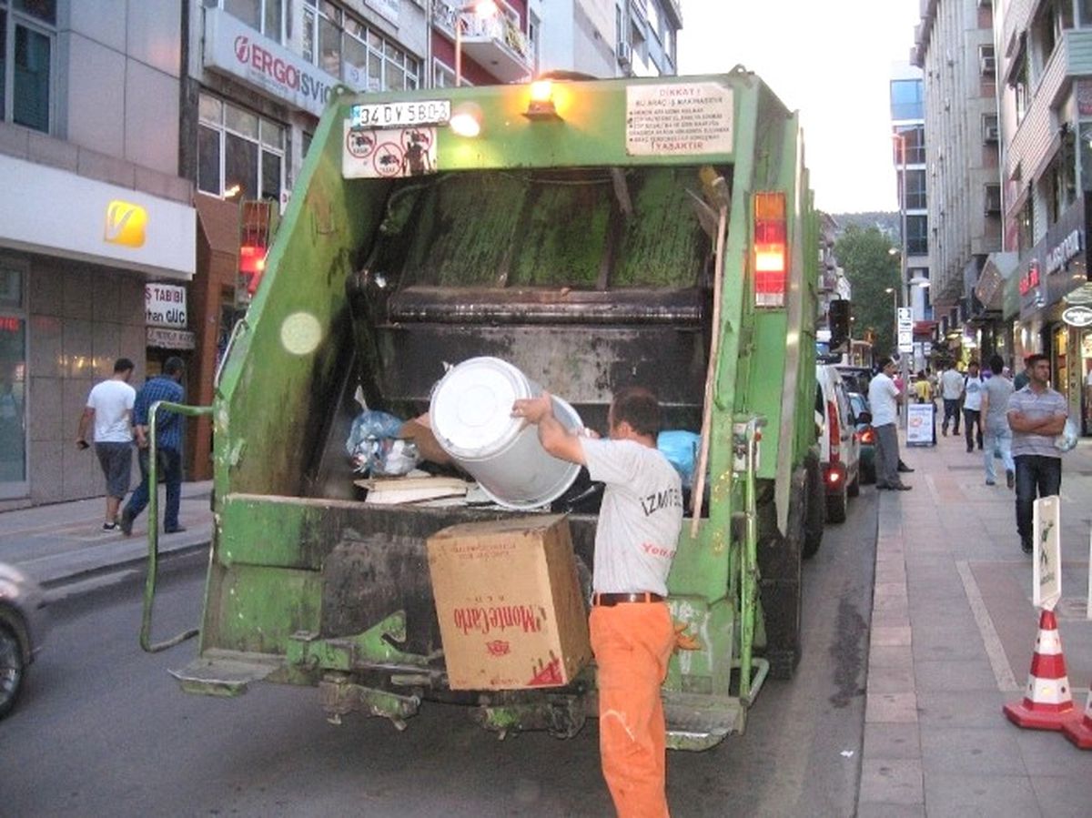İzmit\'te Temizlik Çalışmaları Sürüyor