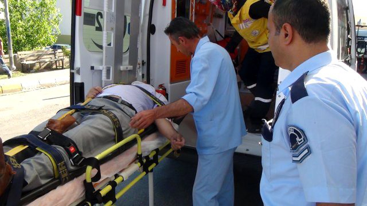 Otomobil Karşıdan Karşıya Geçen Yayalara Çarptı: 1 Ölü, 2 Yaralı
