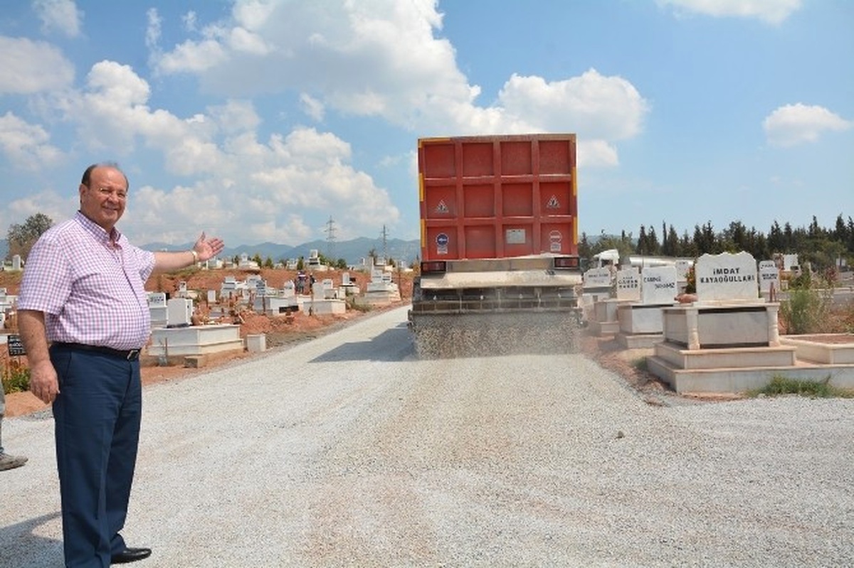 Kemer Mezarlığı\'ndaki Toprak Yollar Asfaltlandı
