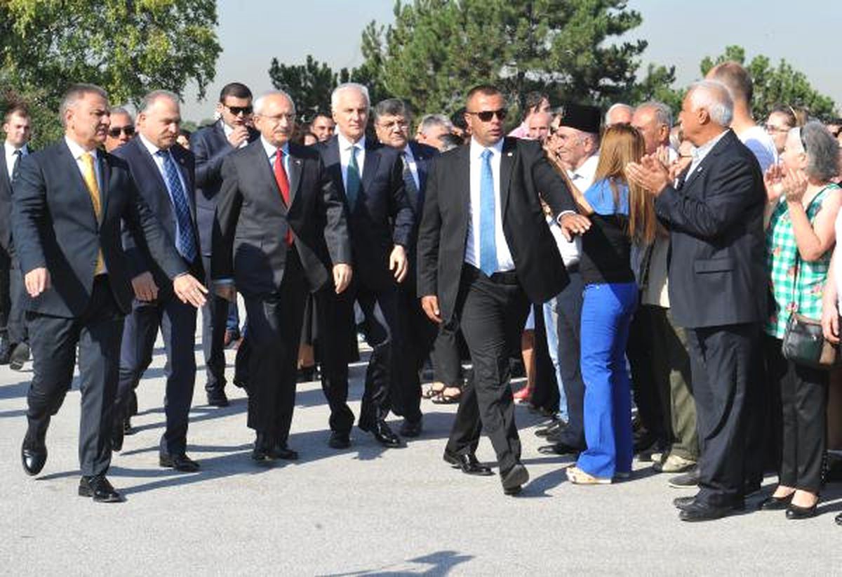 Kılıçdaroğlu Başkanlığındaki CHP Heyeti, Anıtkabir\'i Ziyaret Etti