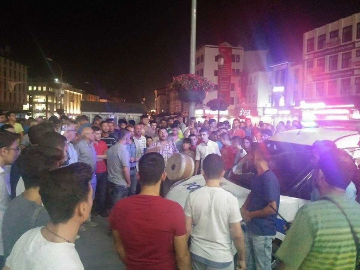 Konya\'daki Elektrik Kesintisi Nedeniyle Bazı Vatandaşlar Valilik Önünde Toplandı