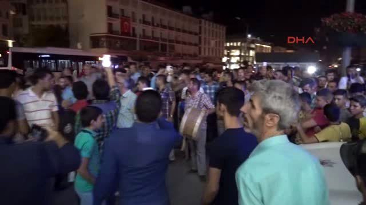 Konya\'da Elektrikler Kesildi, Vatandaşlar Darbe Oluyor Diyerek Sokağa Çıktı